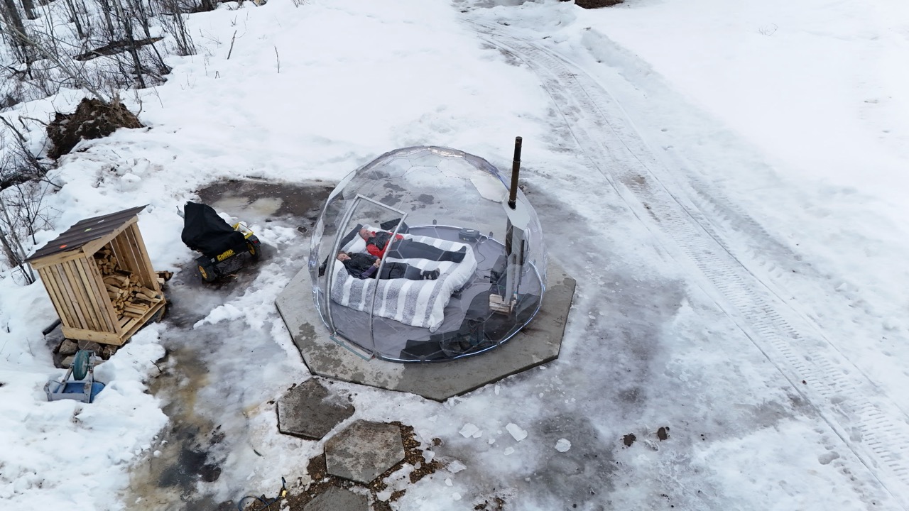 Cupola per camera da letto all'aperto nella neve