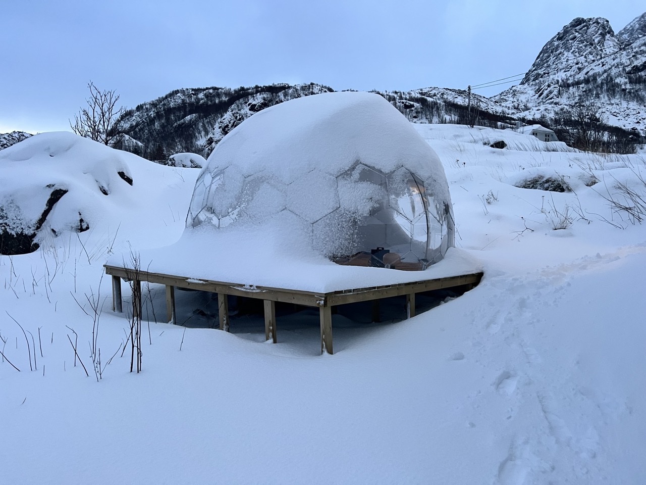 Cupola Hypedome coperta di neve in Norvegia