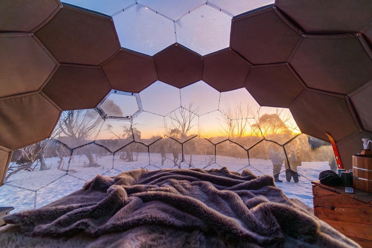 un glamping douillet dans un dôme hexagonal