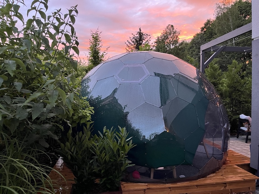un magnifique dôme hexagonal dans le jardin
