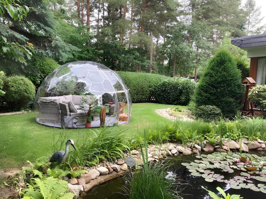 dôme géodésique hexagonal dans le jardin