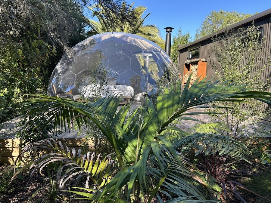 Eine Gartenkuppel im Hinterhof des Modulhauses