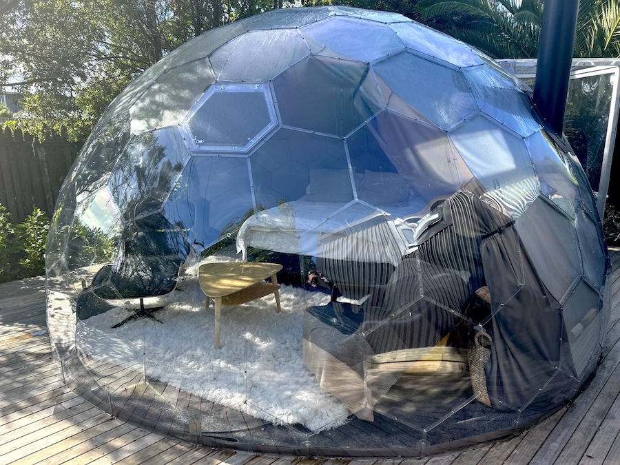 Ein Gartenzimmer von außen gesehen