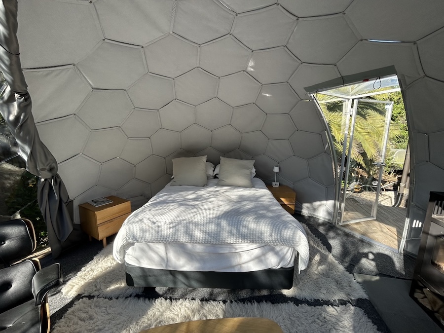 Garten Schlafzimmer Kuppel Interieur mit einem bequemen Bett