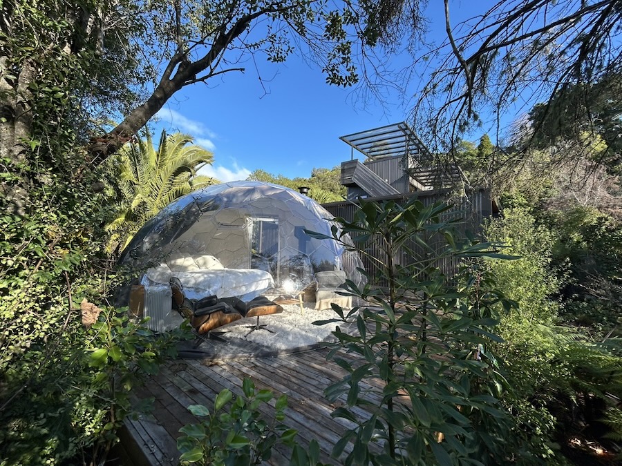 Garten Schlafzimmer Kuppel umgeben von Grün