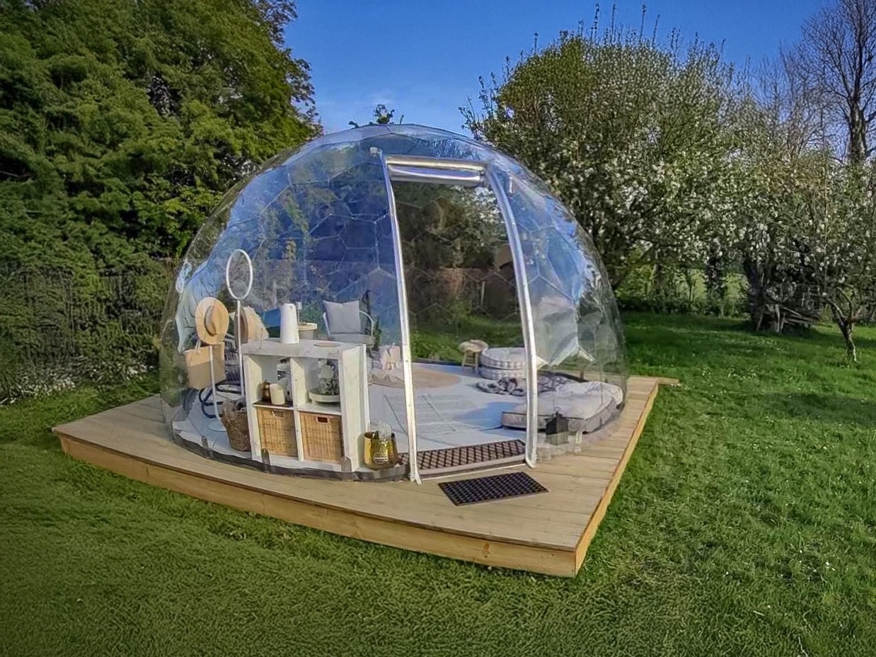 Hypedome in einem windigen Obstgarten