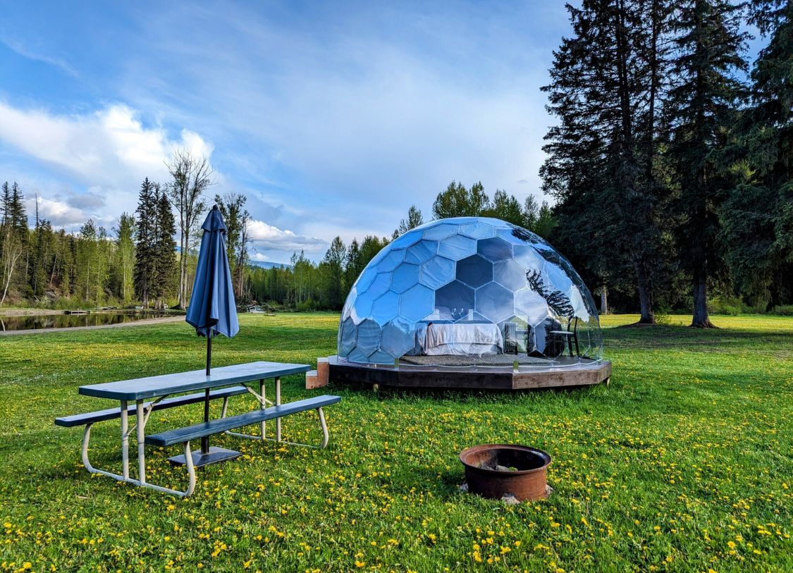Wie man ein Glamping-Geschäft mit einer geodätischen Luxuskuppel auf dem Lande aufbaut