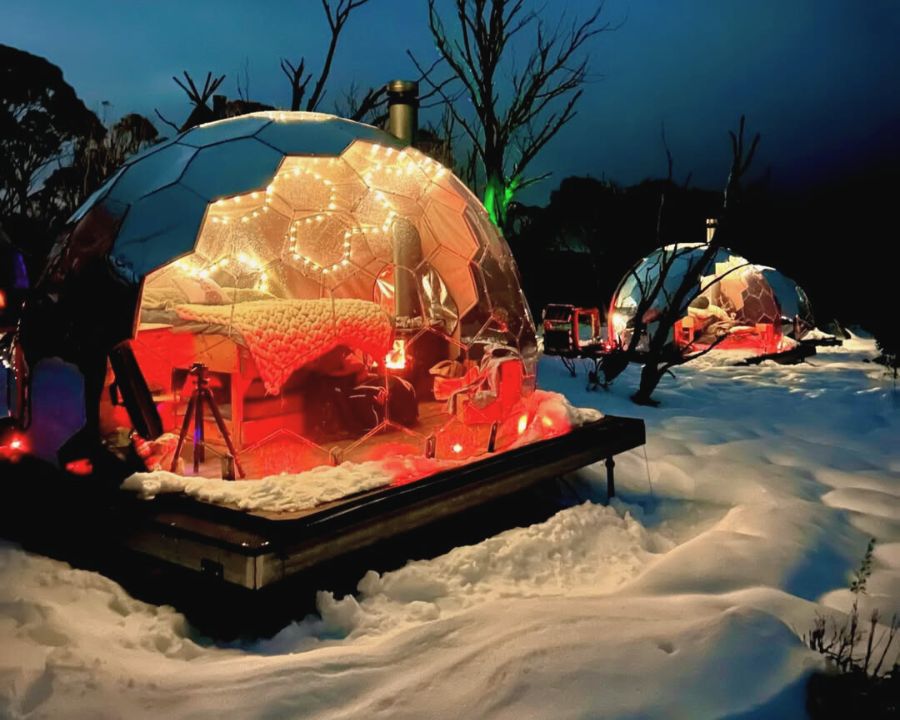 Le cupole del campeggio sulla neve