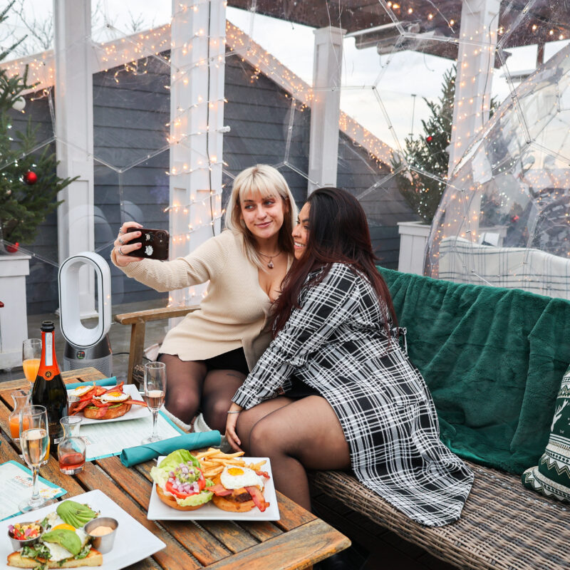 Due donne si scattano un selfie in una cupola da pranzo a Long Island