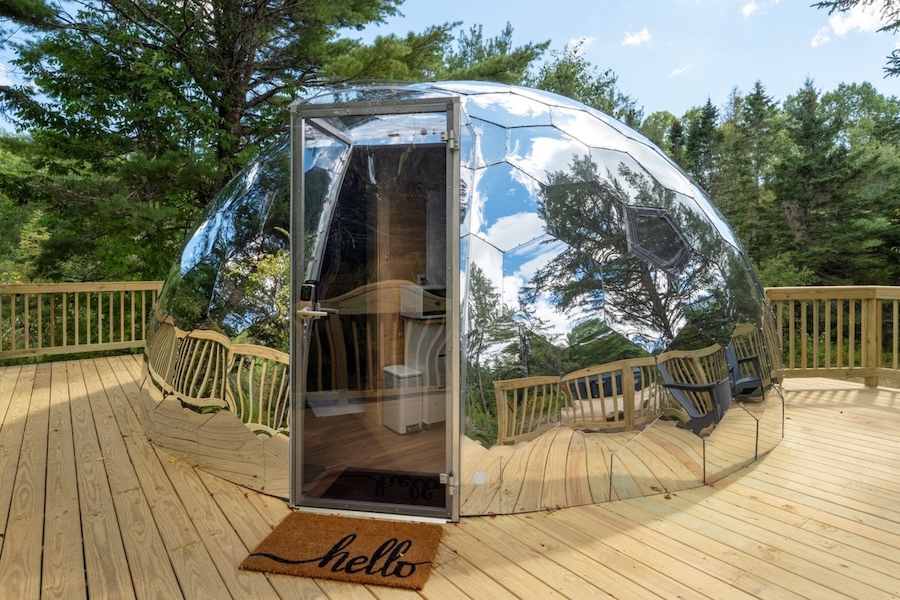 Eine Spiegel-Glamping-Kuppelsuite