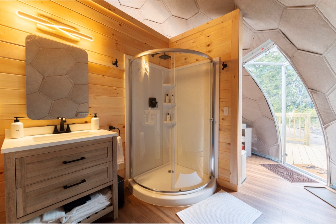 Eine Dusche in einer Hypedome-Glamping-Kuppel