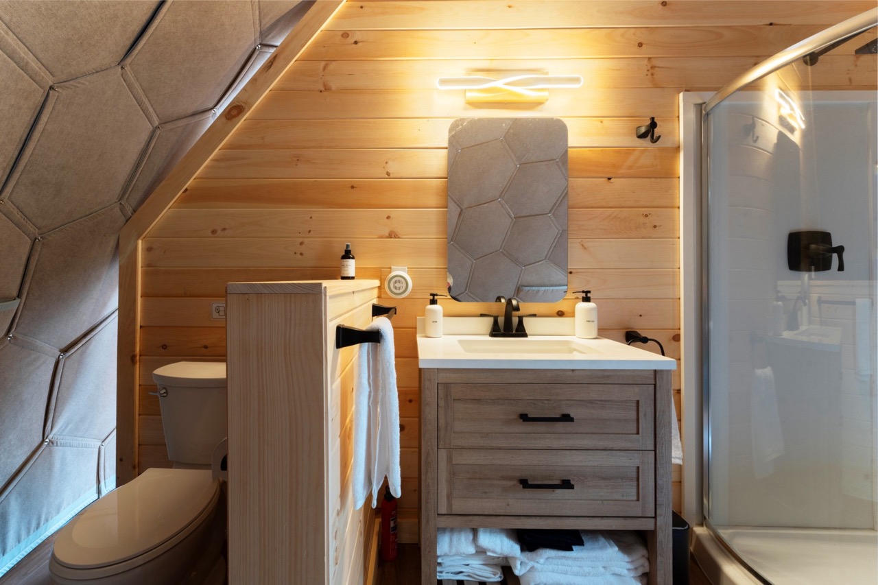 Ein Badezimmer in einer Nova Nook Glamping-Kuppel