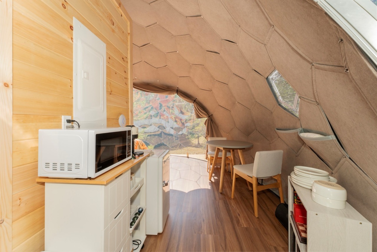Eine Glamping-Suite in einer Nova Nook-Kuppel bei Nature Nooks in Maine