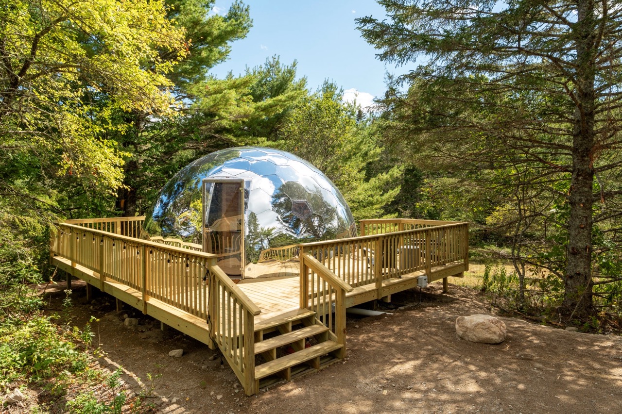 Una struttura glamping Hypedome Mirror