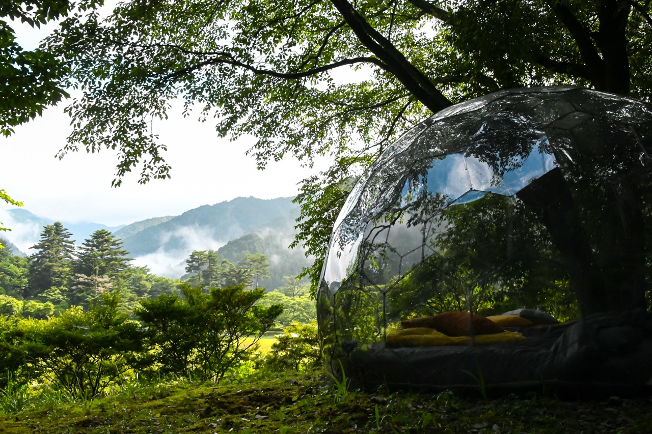 Una cupola glamping con vista