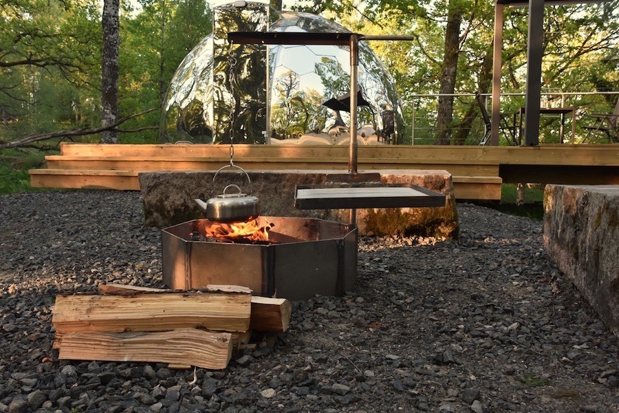 una cupola glamping e un pozzo del fuoco