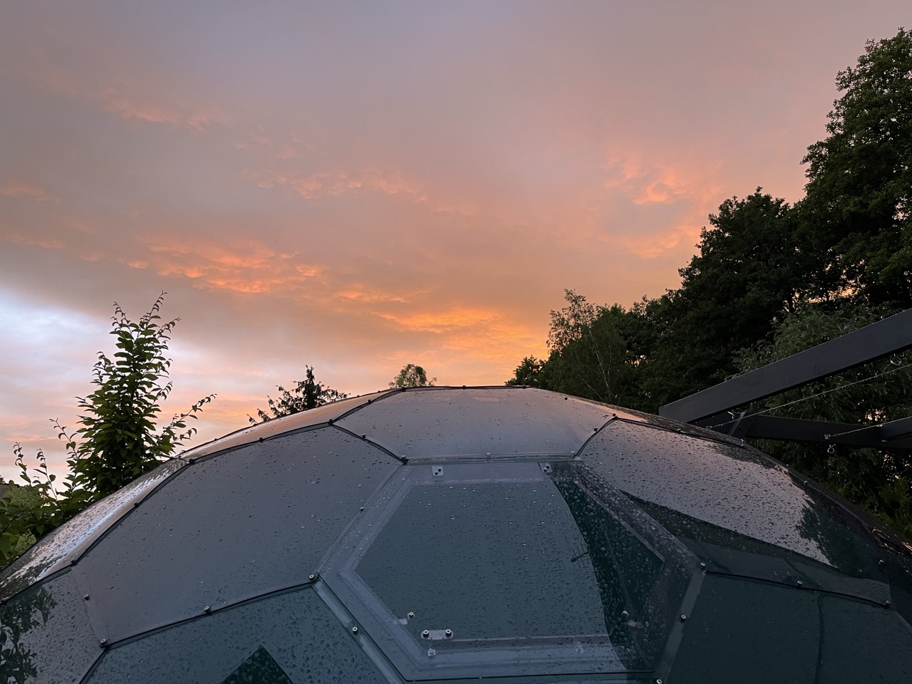 Die Oberseite der Kuppel mit sichtbaren winzigen Lücken zwischen den Polycarbonatplatten