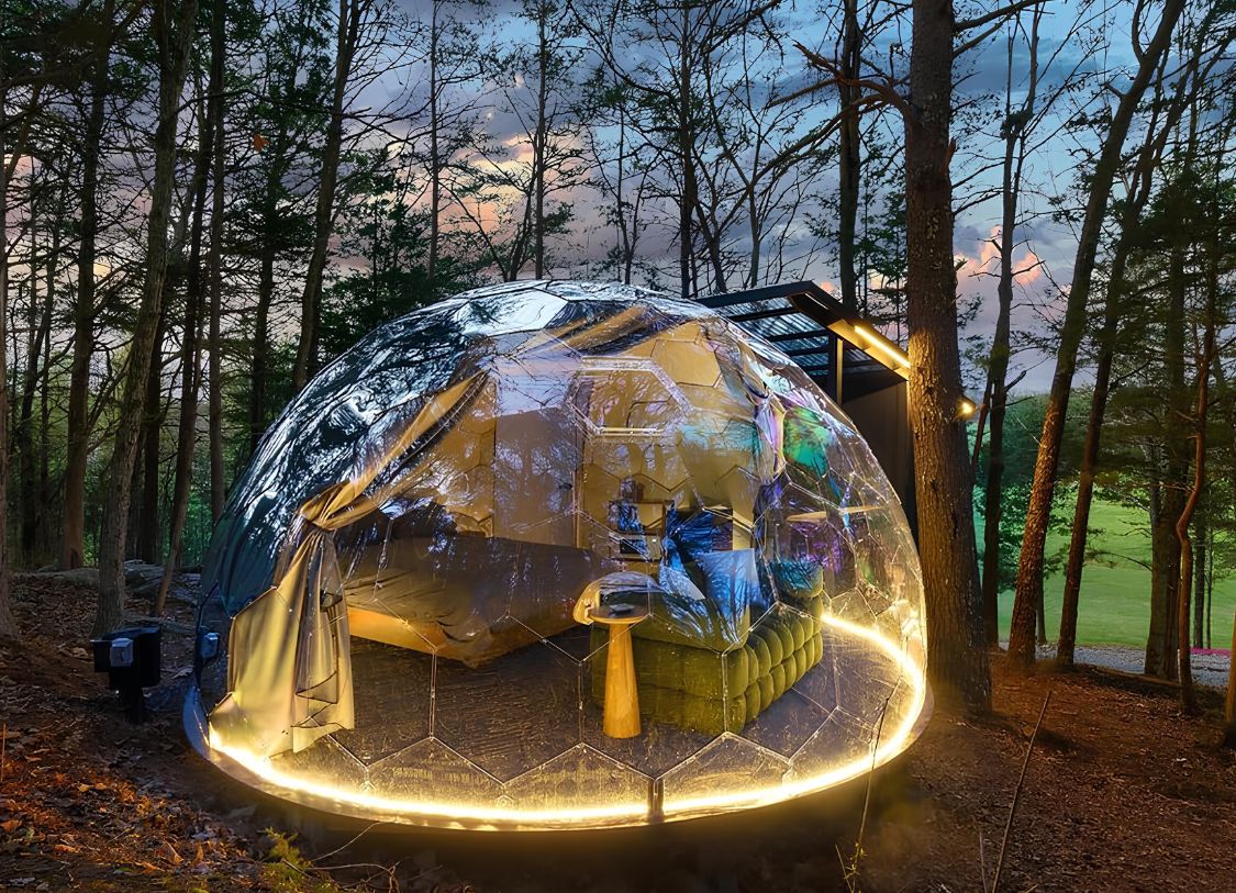 Eine Glamping-Kuppel im Wald