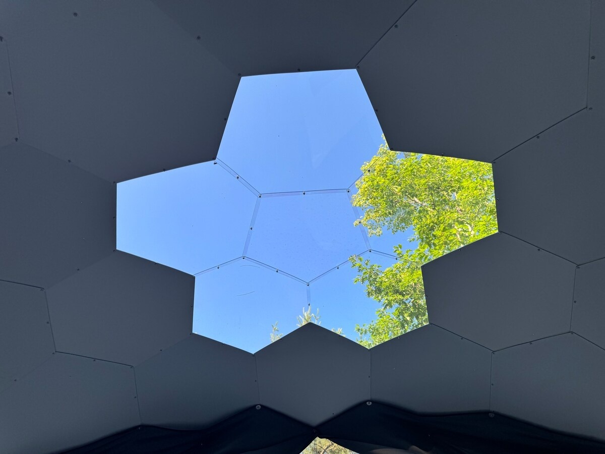 Angolo specifico della cupola: vista interna dei pannelli apicali trasparenti del lucernario - un angolo che nessuna locazione a quattro pareti è in grado di offrire