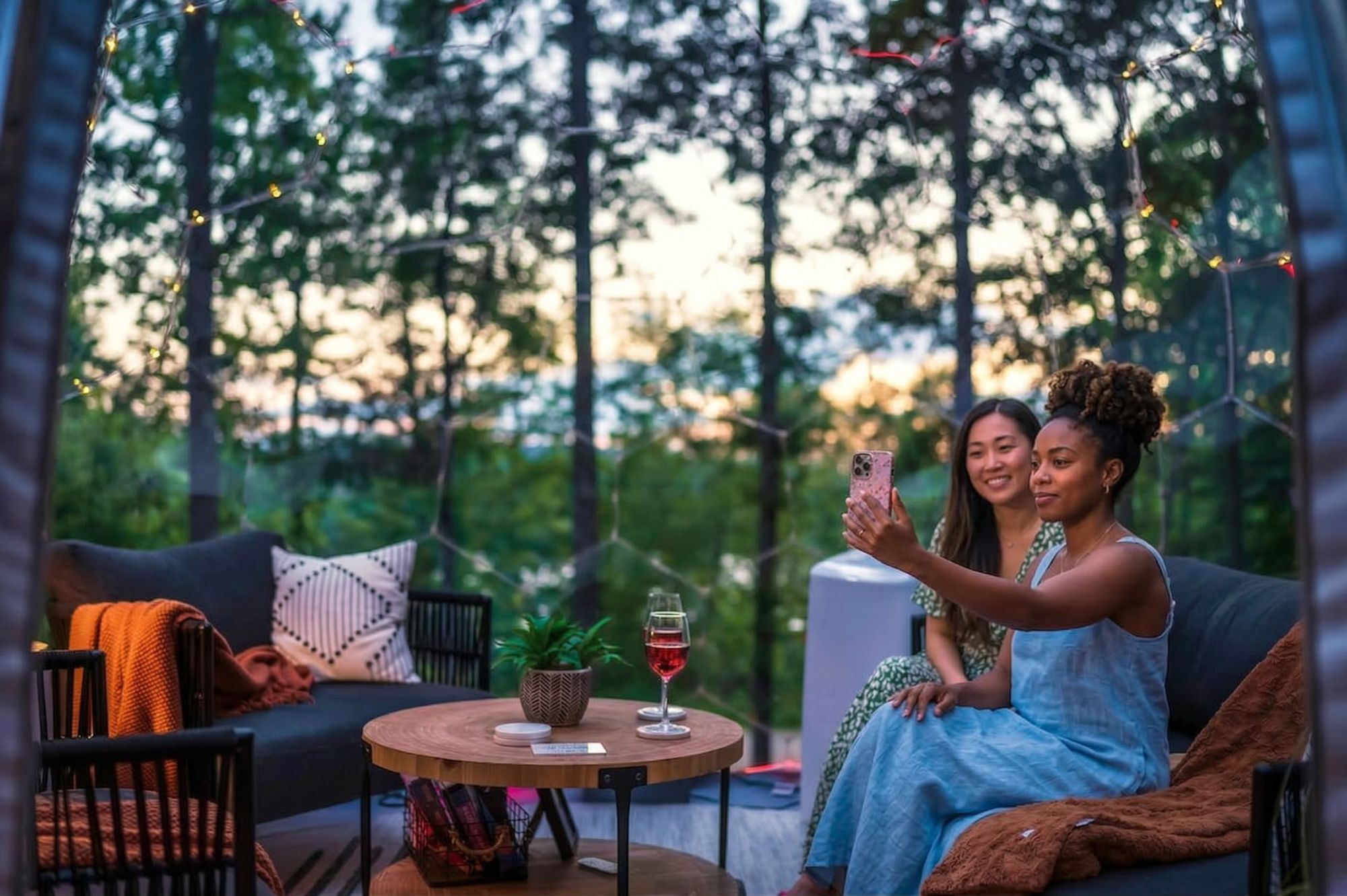 Cornice dello stile di vita: amici riuniti intorno a una cupola al tramonto - il tipo di scatto abitato a cui rispondono gli ospiti di Airbnb