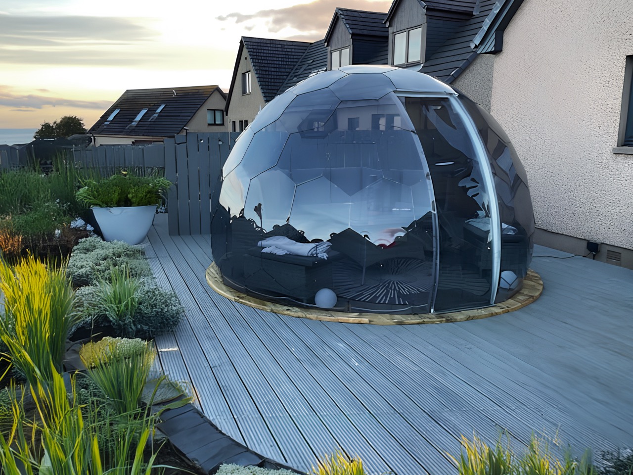 Un Hypedome installé dans un jardin, dont les panneaux captent la lumière du jour
