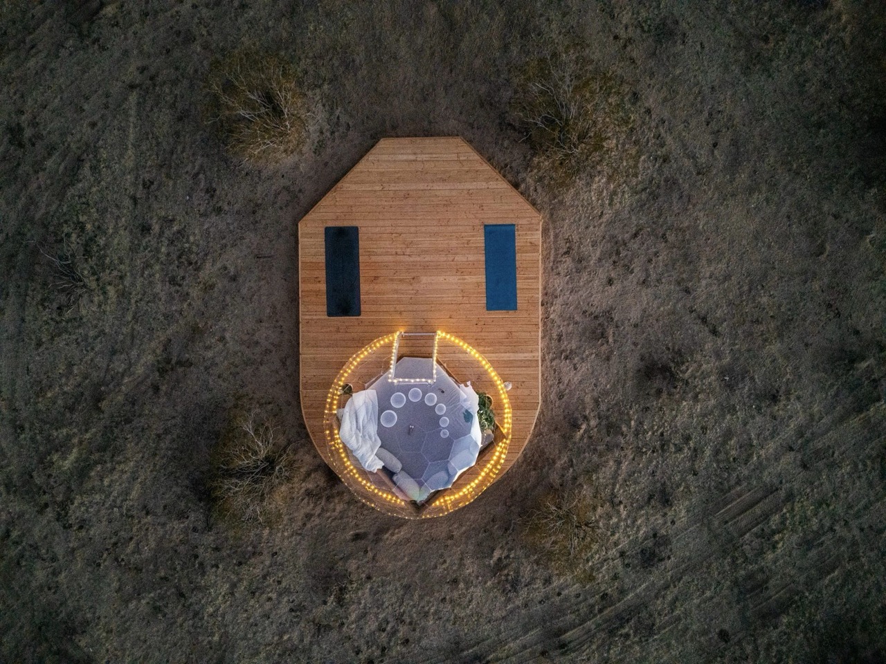 Un Hypedome au crépuscule dans un jardin, le ciel commençant à se parer d'étoiles