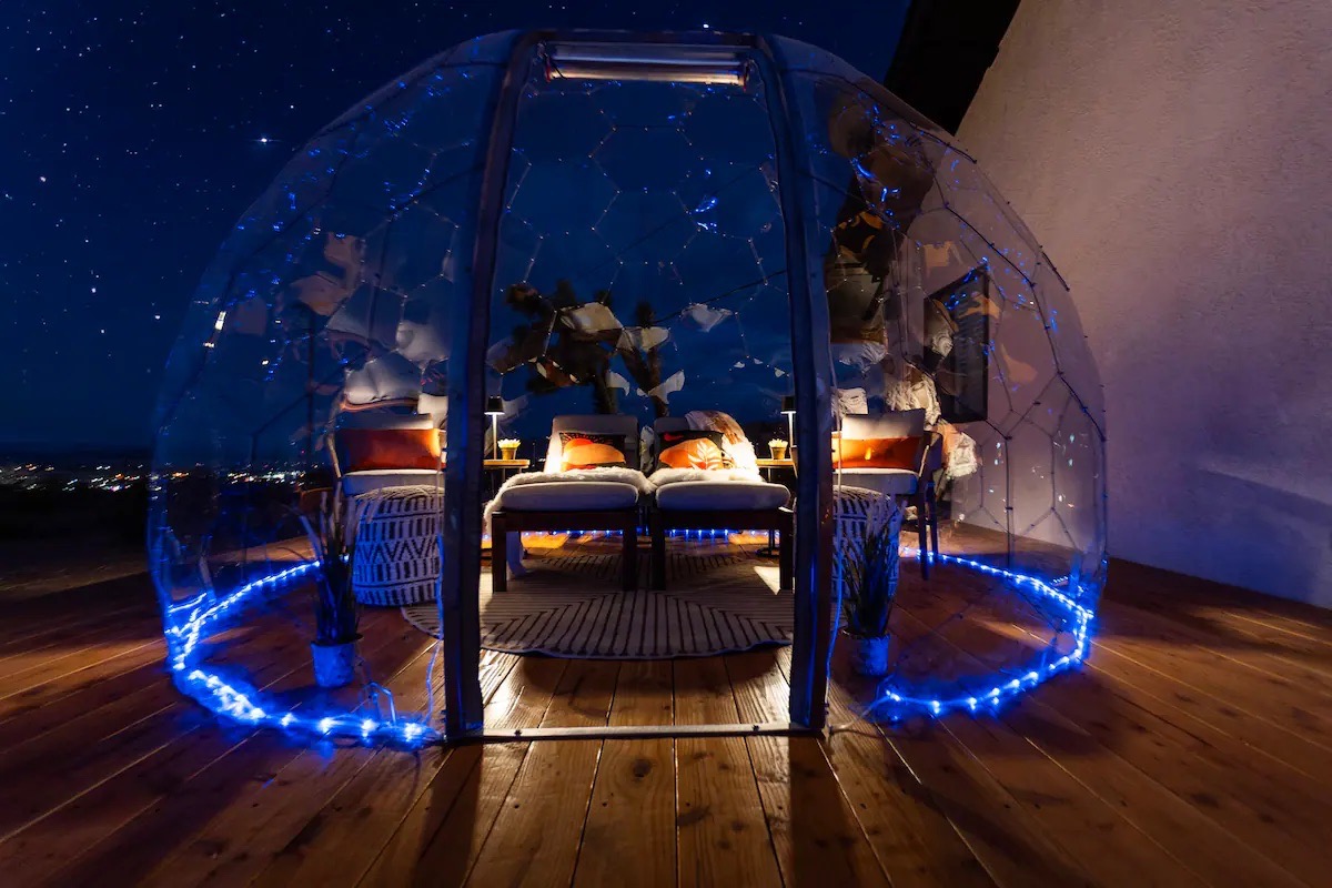 Le regard tourné vers le ciel nocturne à travers les panneaux d'un Hypedome
