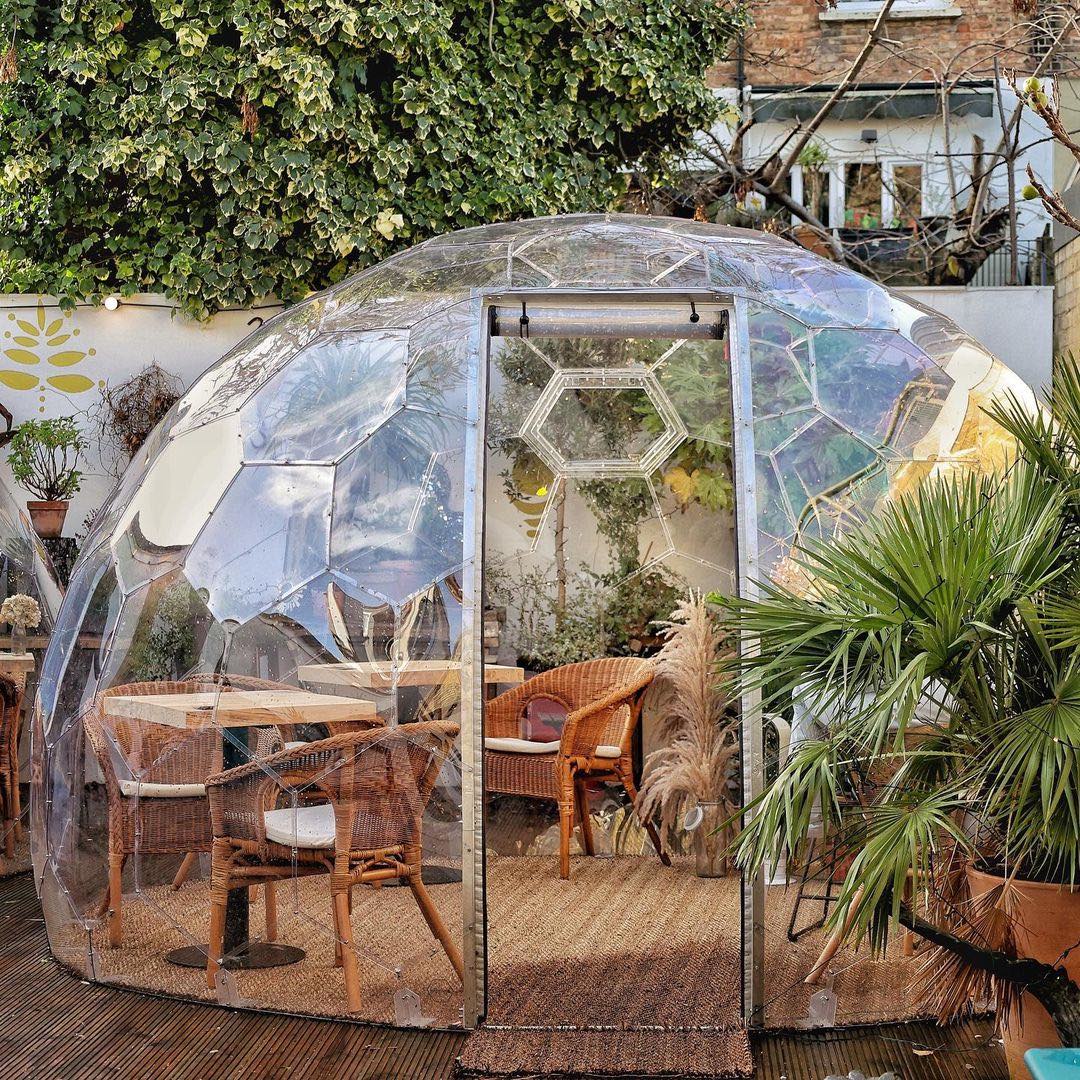 Lounge rilassante nella cupola del giardino di un caffè