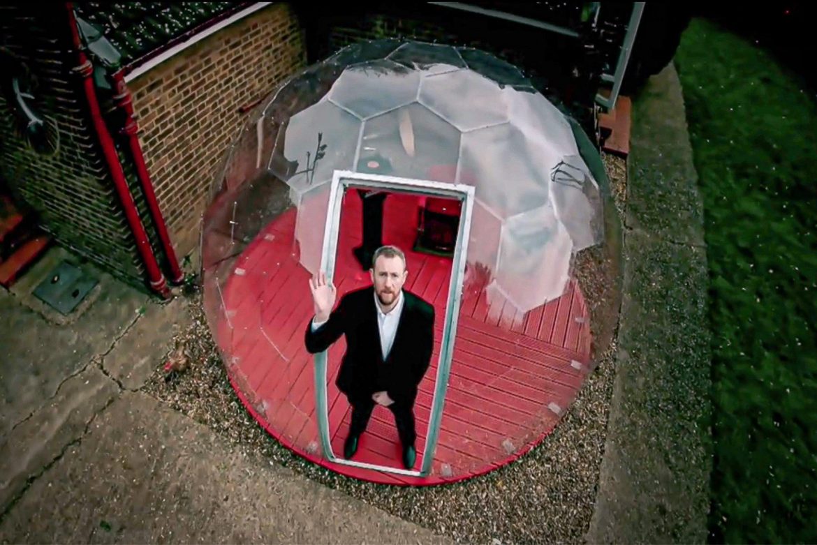 Hypedome outdoor pod et Alex Horne dans Channel 4 Taskmaster