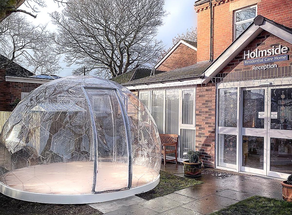 Capsula esterna Hypedome nel giardino di un'azienda di assistenza domiciliare