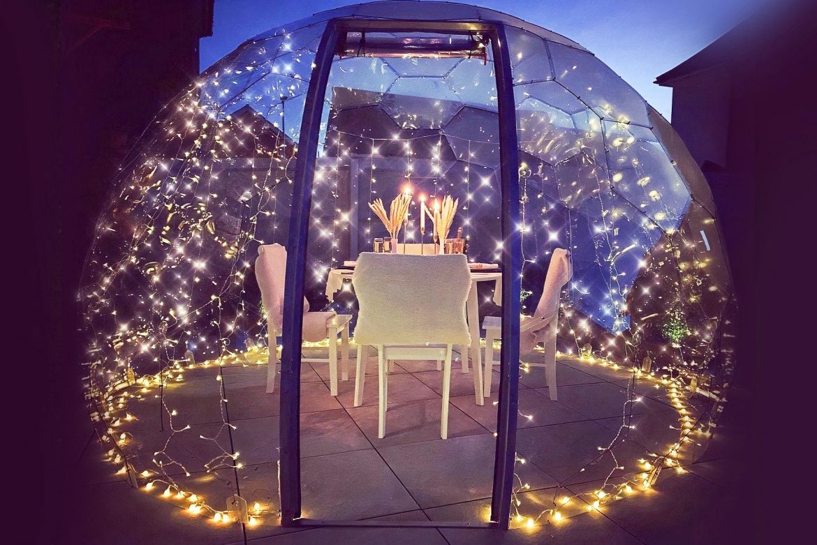 La nacelle à manger décorée de lumières