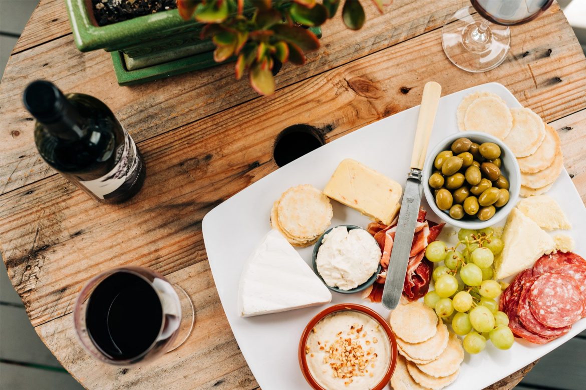 Dîner en plein air - menu de dégustation et vin sur une table