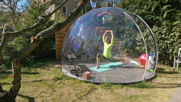 Yoga-Kuppel in einem Garten