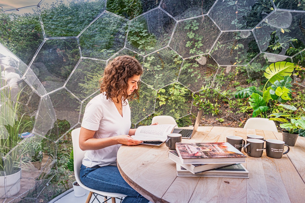 Blogger bei der Arbeit in einer Gartenkuppel