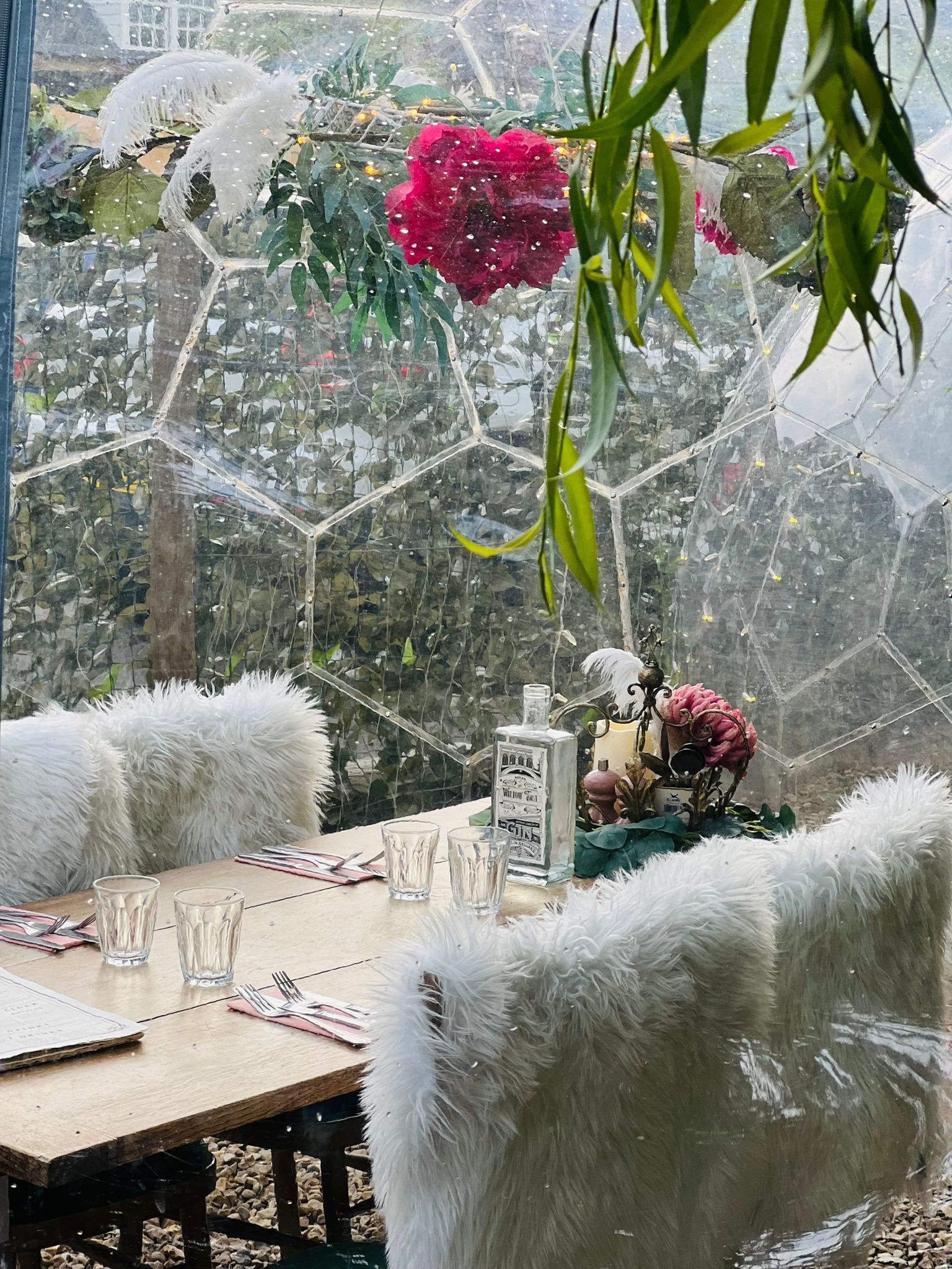 Table à manger sèche à l'intérieur de la nacelle pendant la pluie