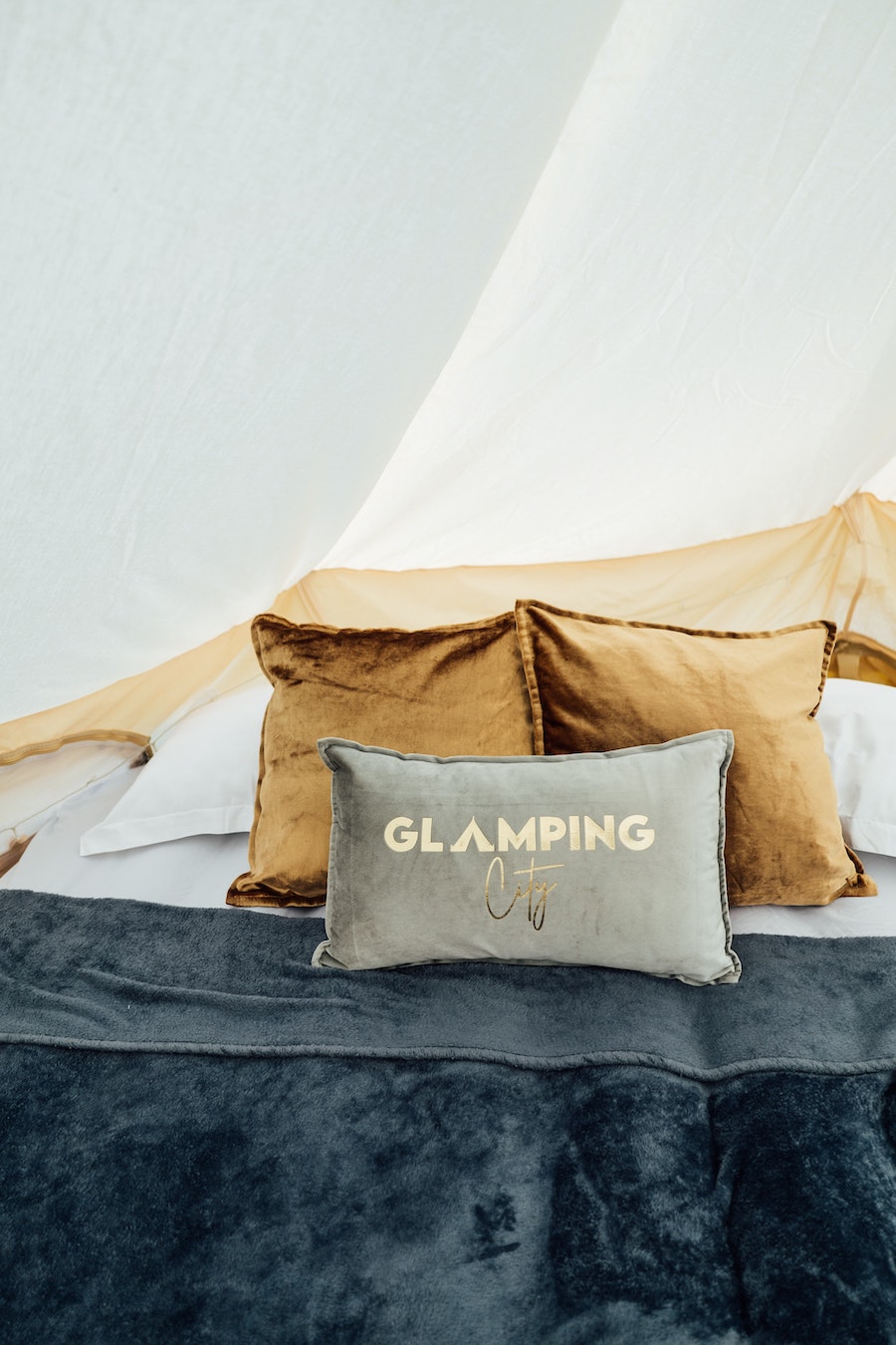 Oreillers et lit Glamping