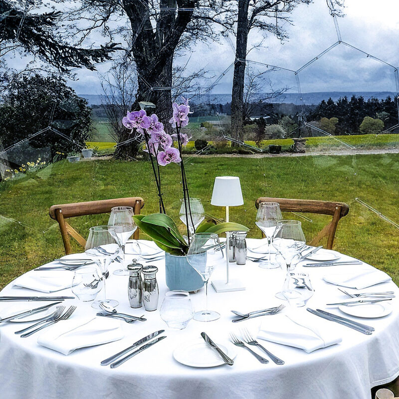 Cupola da pranzo con tavolo apparecchiato all'interno