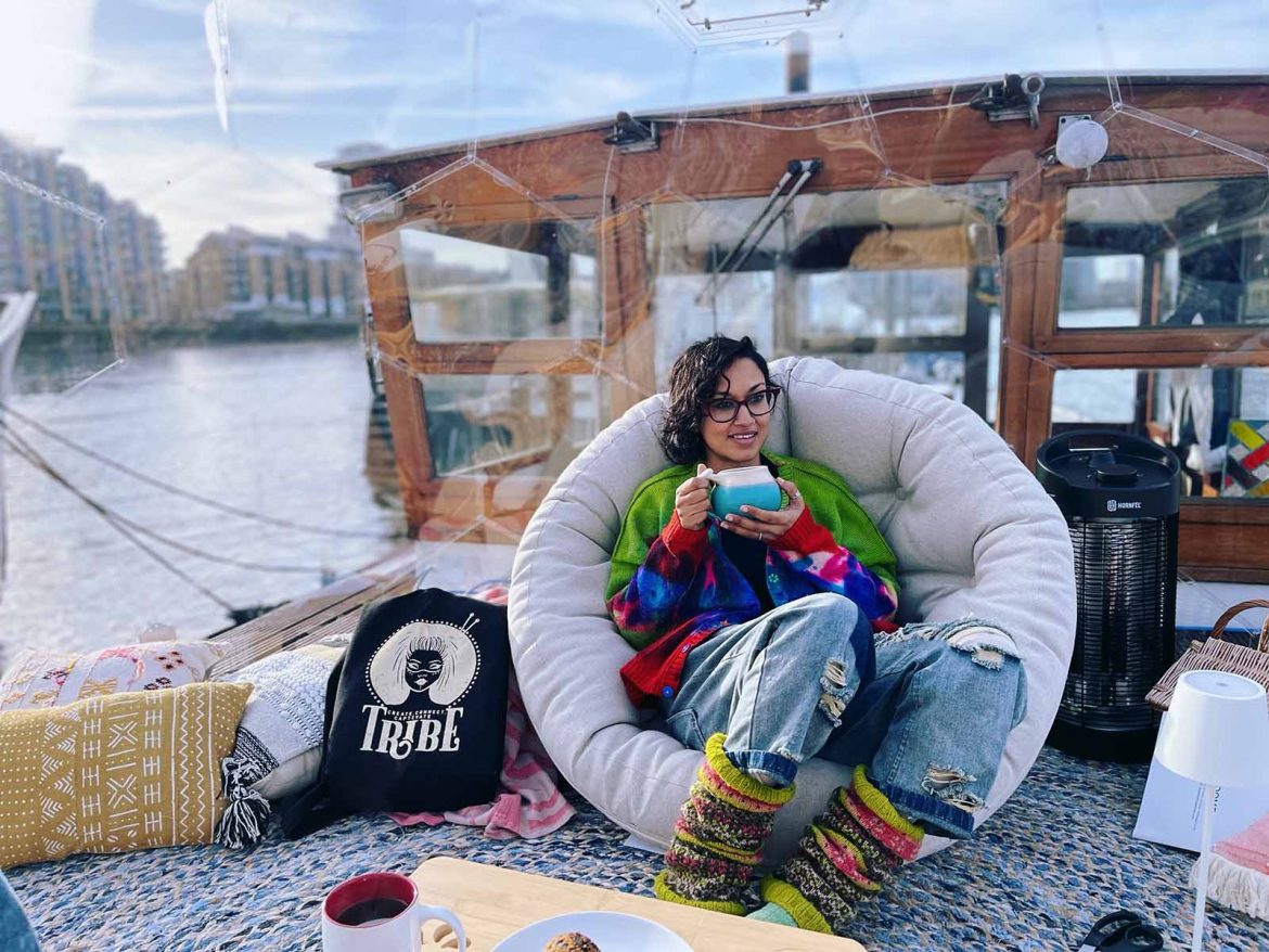 Milli nella capsula igloo Hypedome su una chiatta