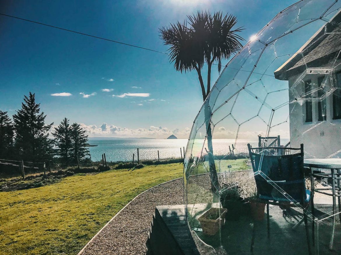 Clear Hypedome im Garten am Meer