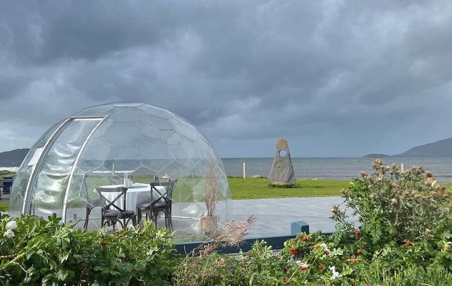 Hypedome sulla costa, con nuvole scure sullo sfondo