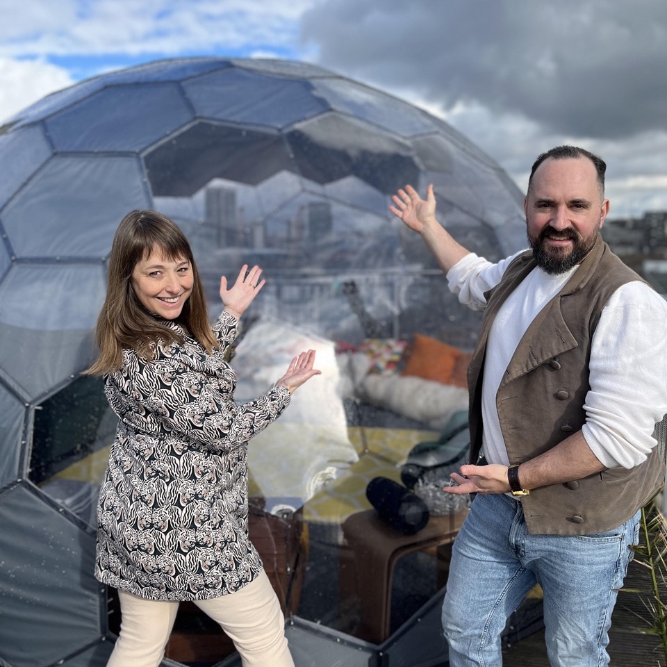 Chantal et Adam présentent leur sky dome Hypedome Grey sur le toit-terrasse