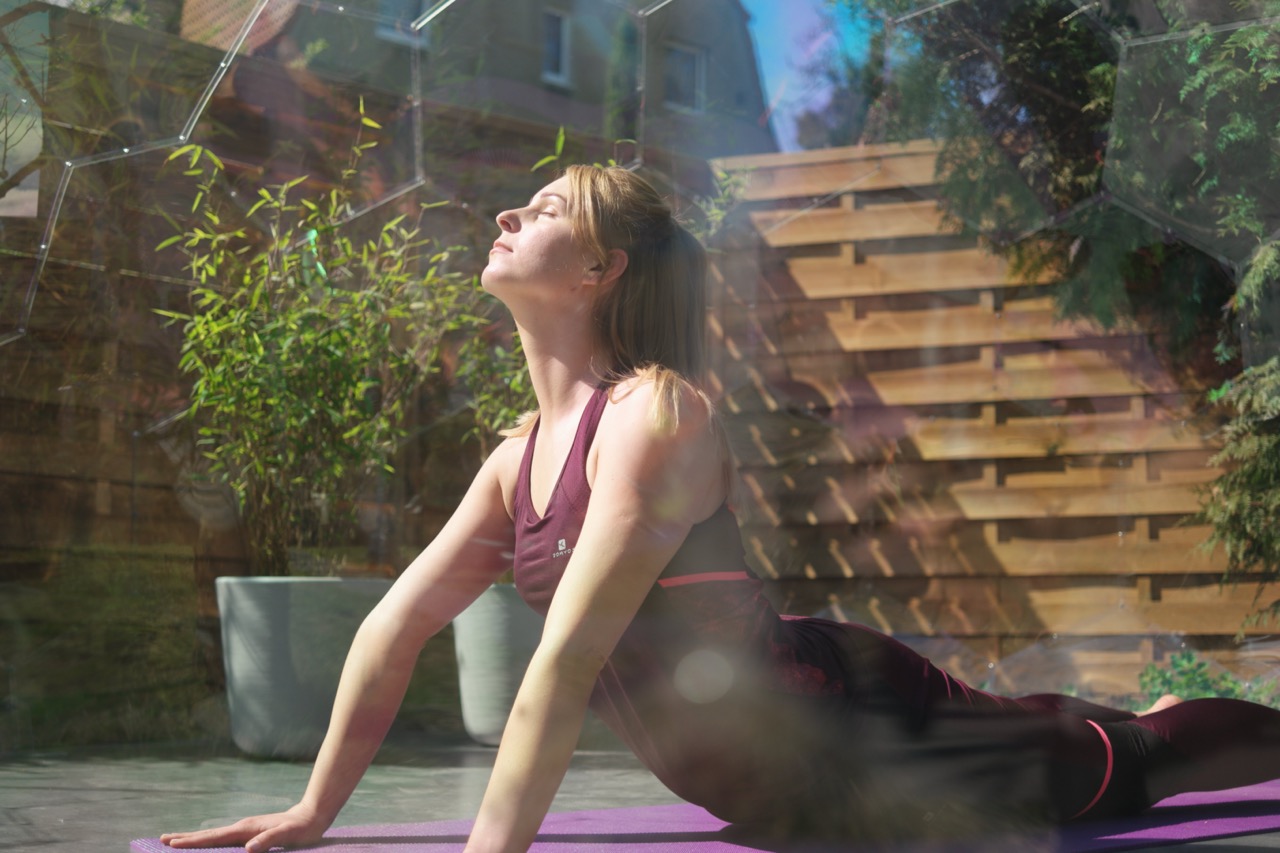 Yoga im Freien in einer Gartenkuppel