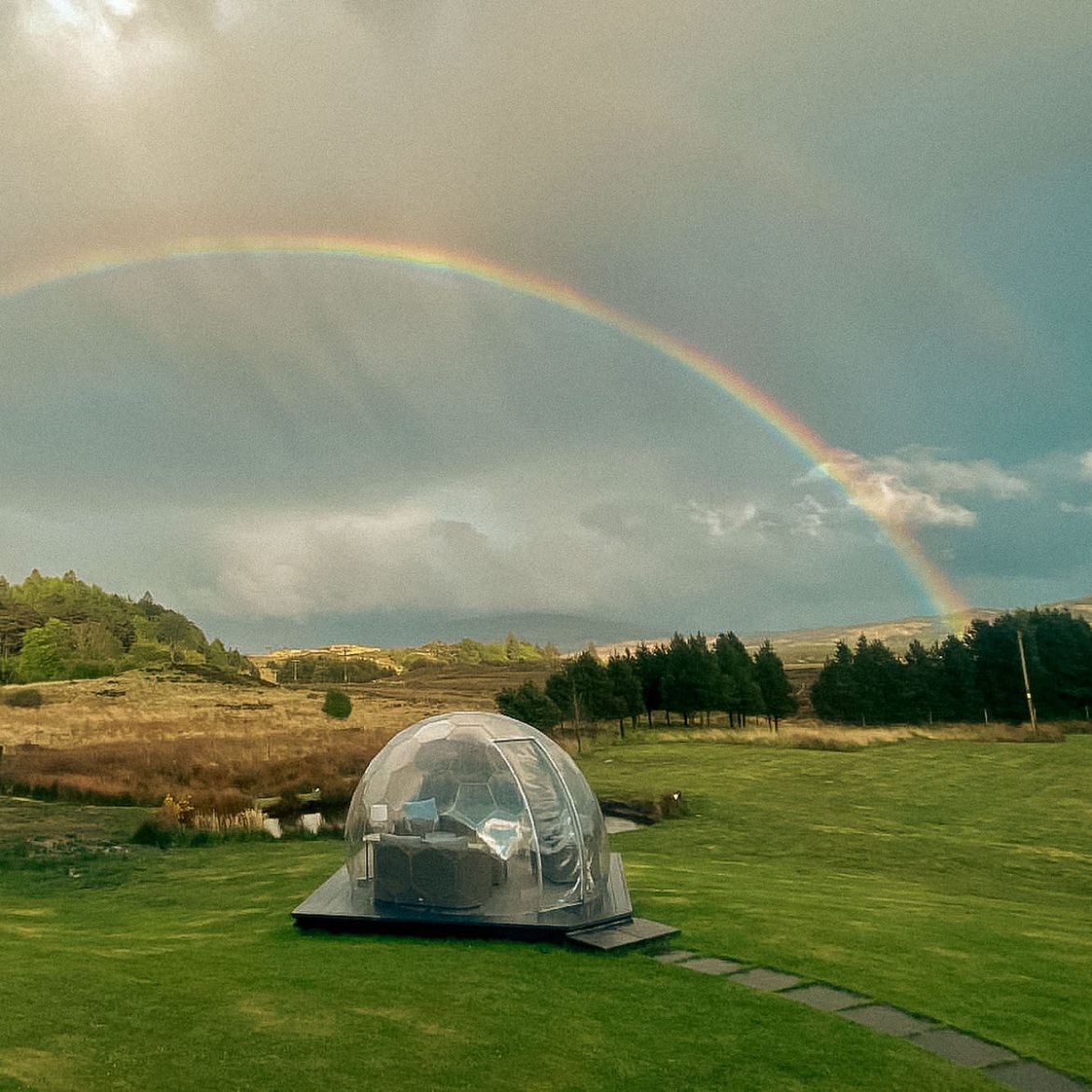 Ein Regenbogen über einem regensicheren Geodom