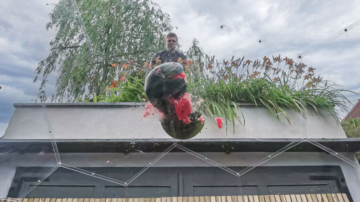 Eine beim Aufprall auf einen Hypedome zerquetschte Wassermelone