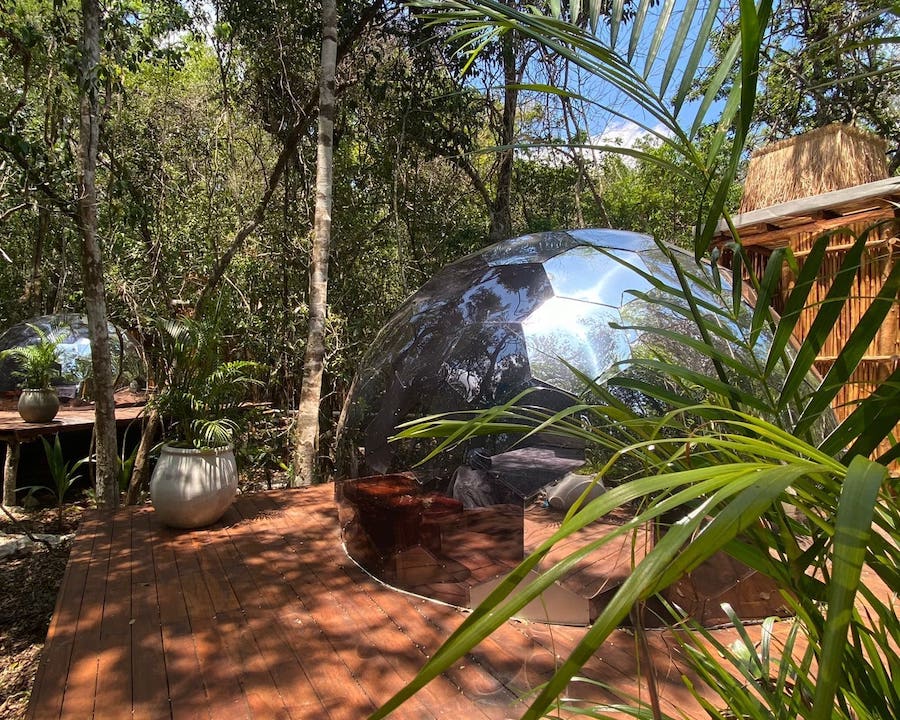 Il bungalow del glamping si staglia nel verde