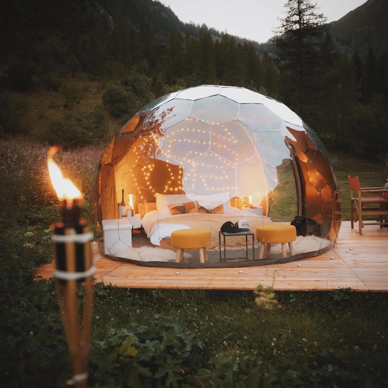 Rifugio a forma di cupola splendidamente illuminato