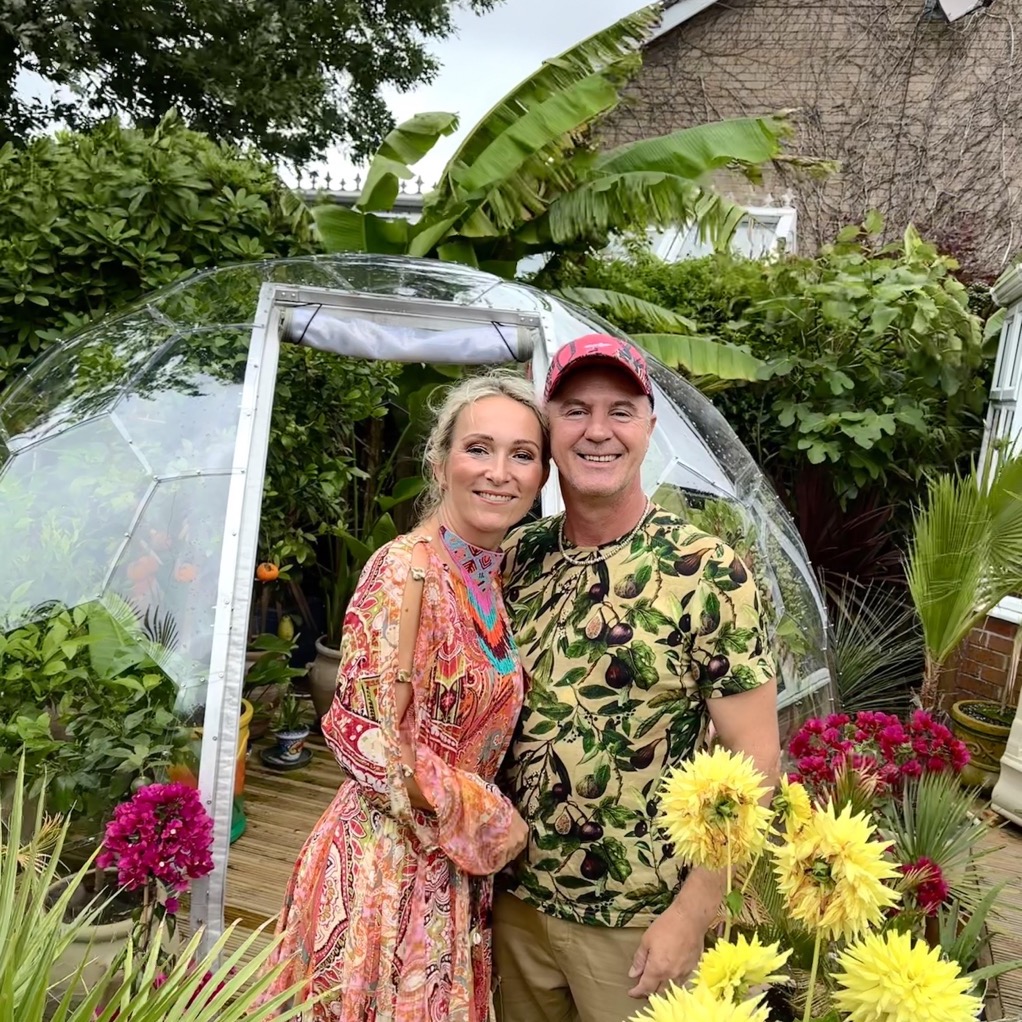 Ania et Duncan devant le dôme de leur serre tropicale