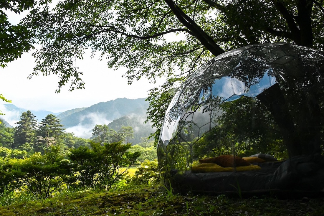 Une vue magnifique du dôme de glamping et du village écologique dans la région montagneuse.