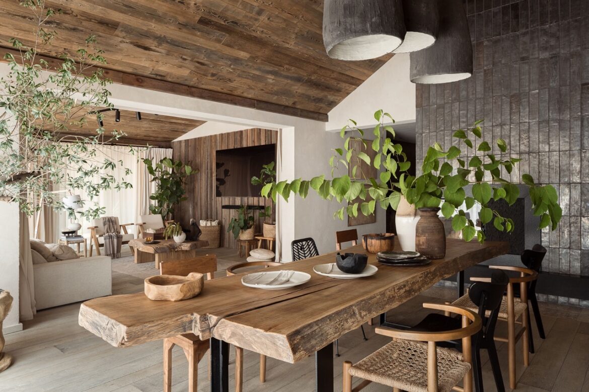 Una sala da pranzo rustica creata con i principi del design biofilico