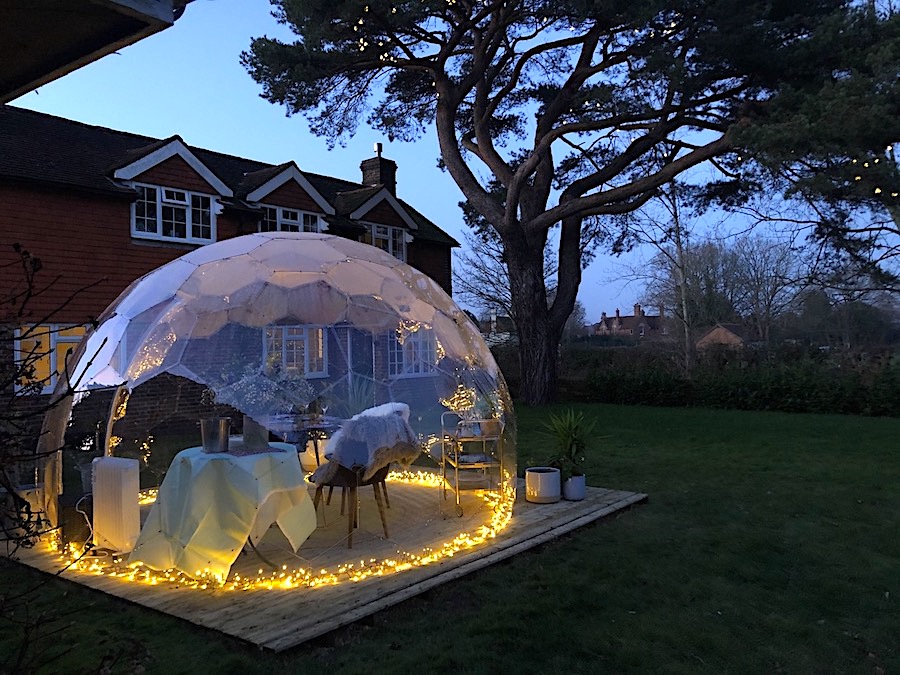 Idée de terrasse hivernale confortable avec un dôme de jardin géodésique